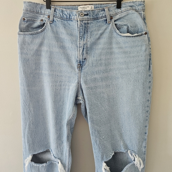 Abercrombie & Fitch Light Wash Distressed The 90s Straight Ultra High Rise Jeans - Picture 3 of 13
